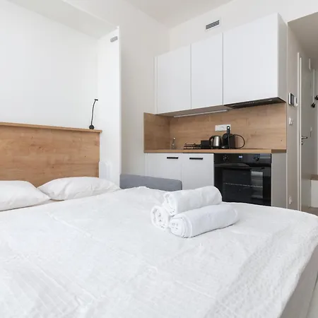 Mozart, Free Onsite Parking, Air Conditioning, 1gbs Wifi Apartment
