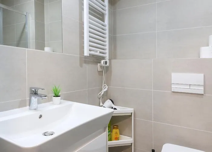 Mozart, Free Onsite Parking, Air Conditioning, 1gbs Wifi *