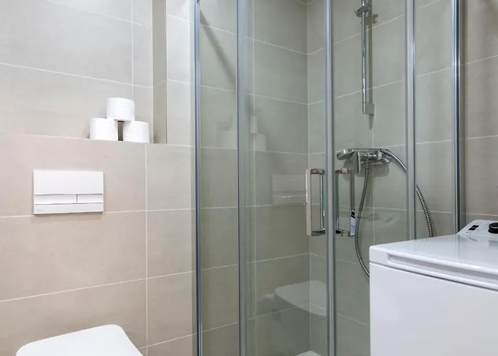 Mozart, Free Onsite Parking, Air Conditioning, 1gbs Wifi Apartment *